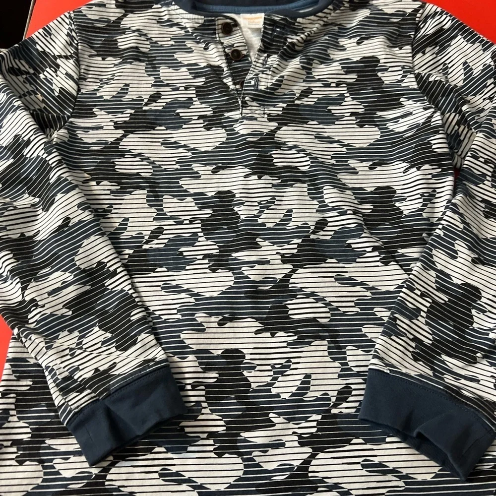 VINTAGE GYMBOREE BOYS SZ 10/12 LONG SLEEVED GRAY AND WHITE CAMO SHIRT